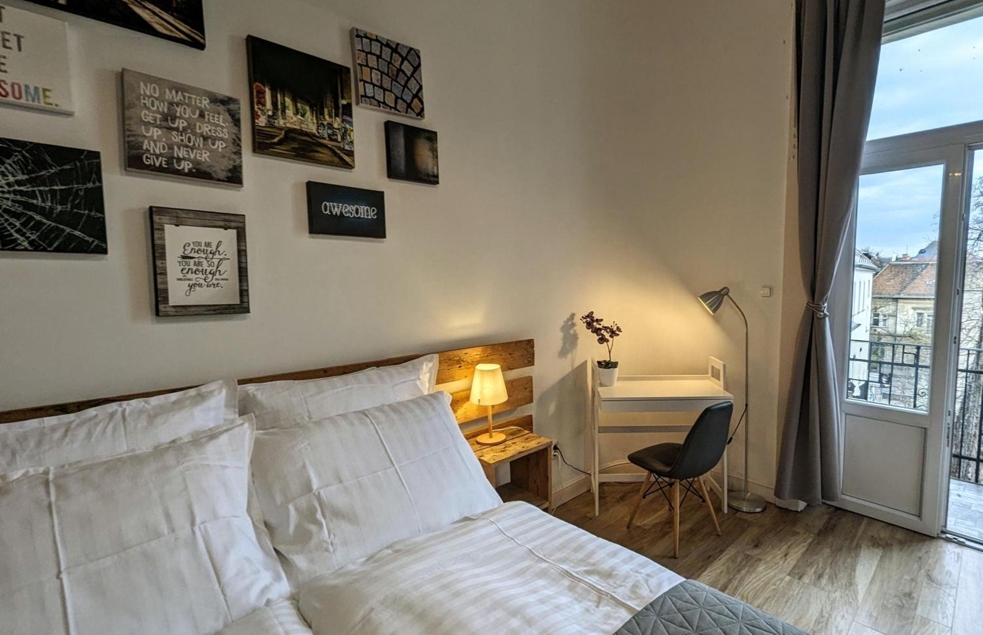 3 Room Apartment In The Beautiful Street Budapest Esterno foto