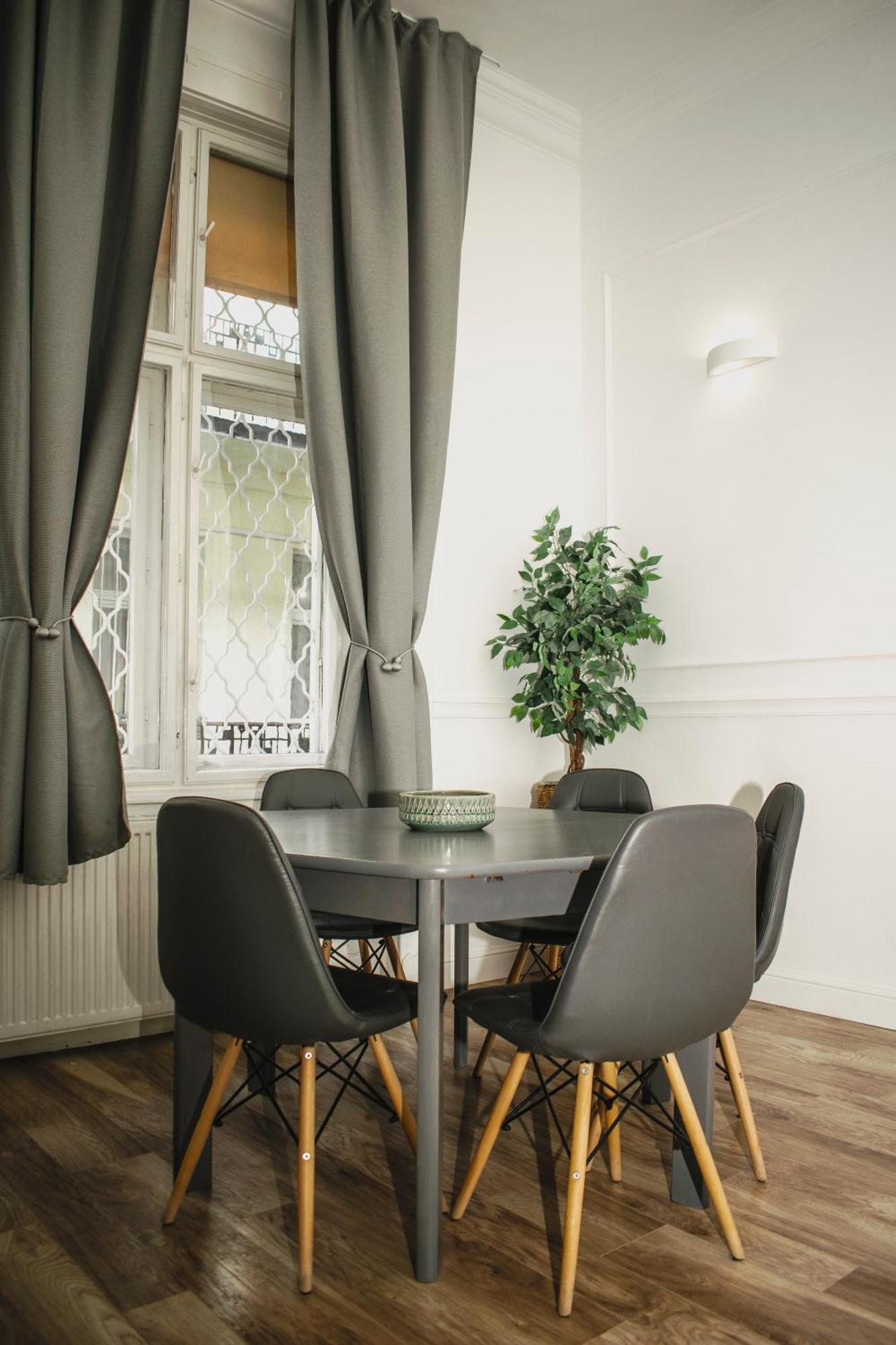 3 Room Apartment In The Beautiful Street Budapest Esterno foto