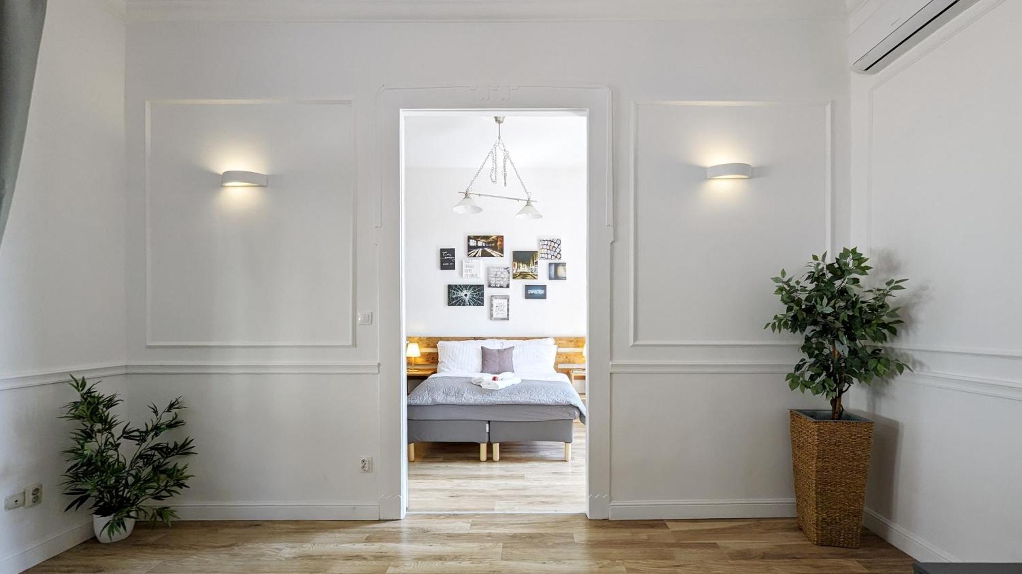 3 Room Apartment In The Beautiful Street Budapest Esterno foto