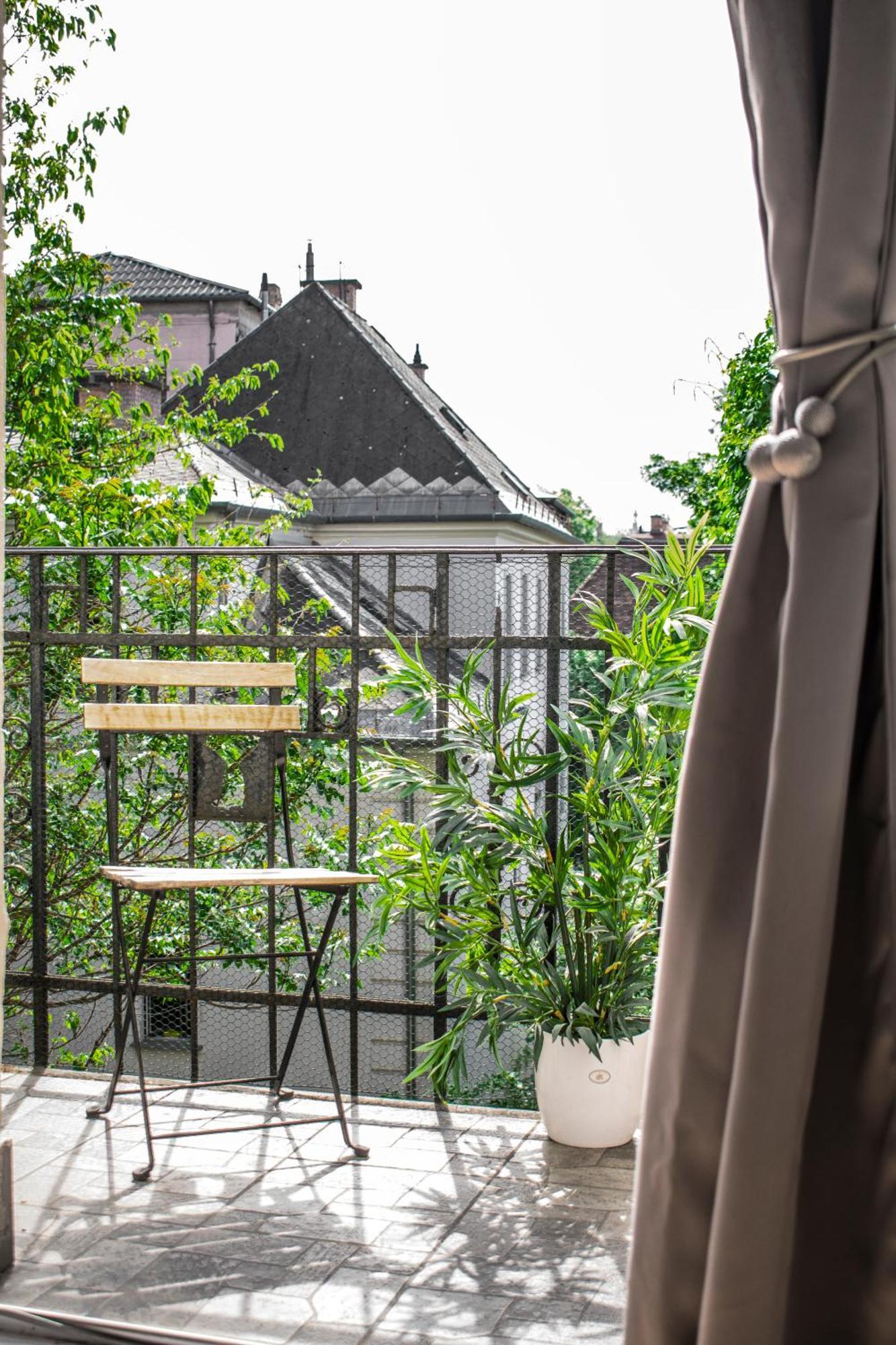 3 Room Apartment In The Beautiful Street Budapest Esterno foto