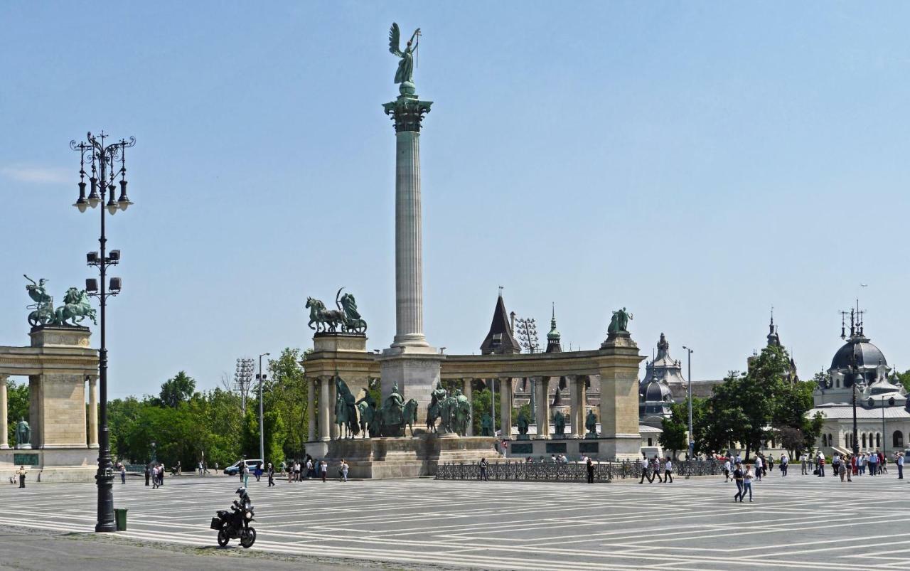 3 Room Apartment In The Beautiful Street Budapest Esterno foto