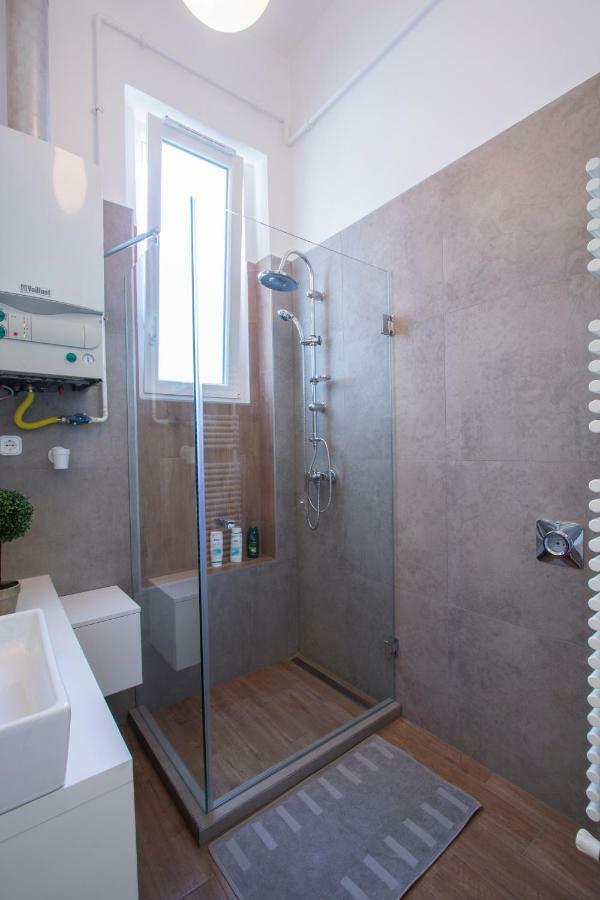 3 Room Apartment In The Beautiful Street Budapest Esterno foto